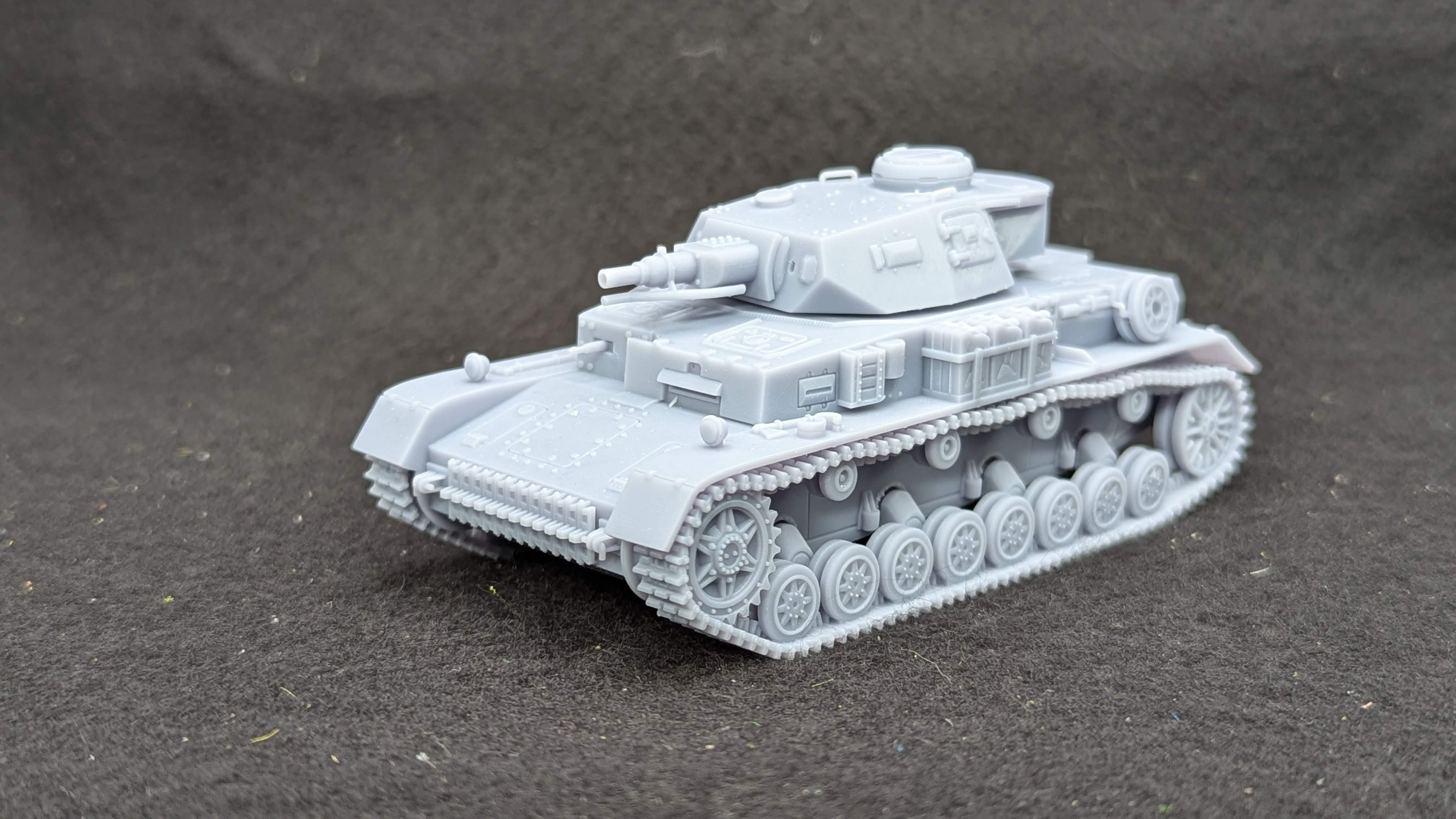 Panzer IV Ausf.F tank with the short 75mm gun + 3 Tankmen (Germany, WW2)