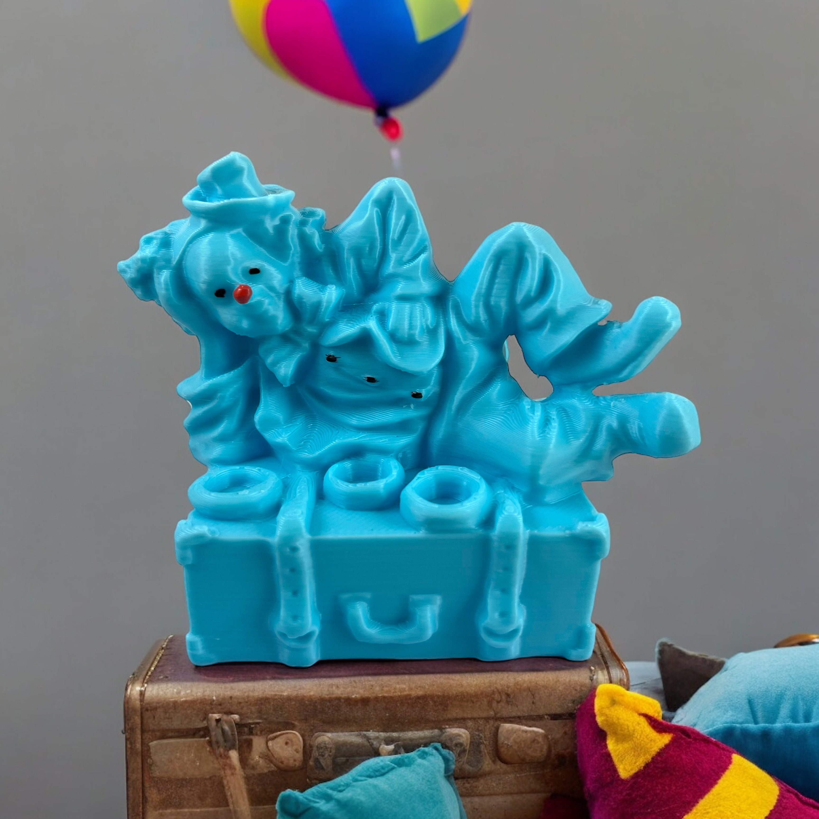 Clown allongé sur une valise