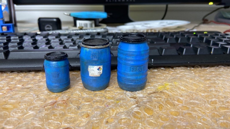 1:18 BLUE PLASTIC BARRELS ( DRUM) 55 GALLON PART FOR DIORAMA