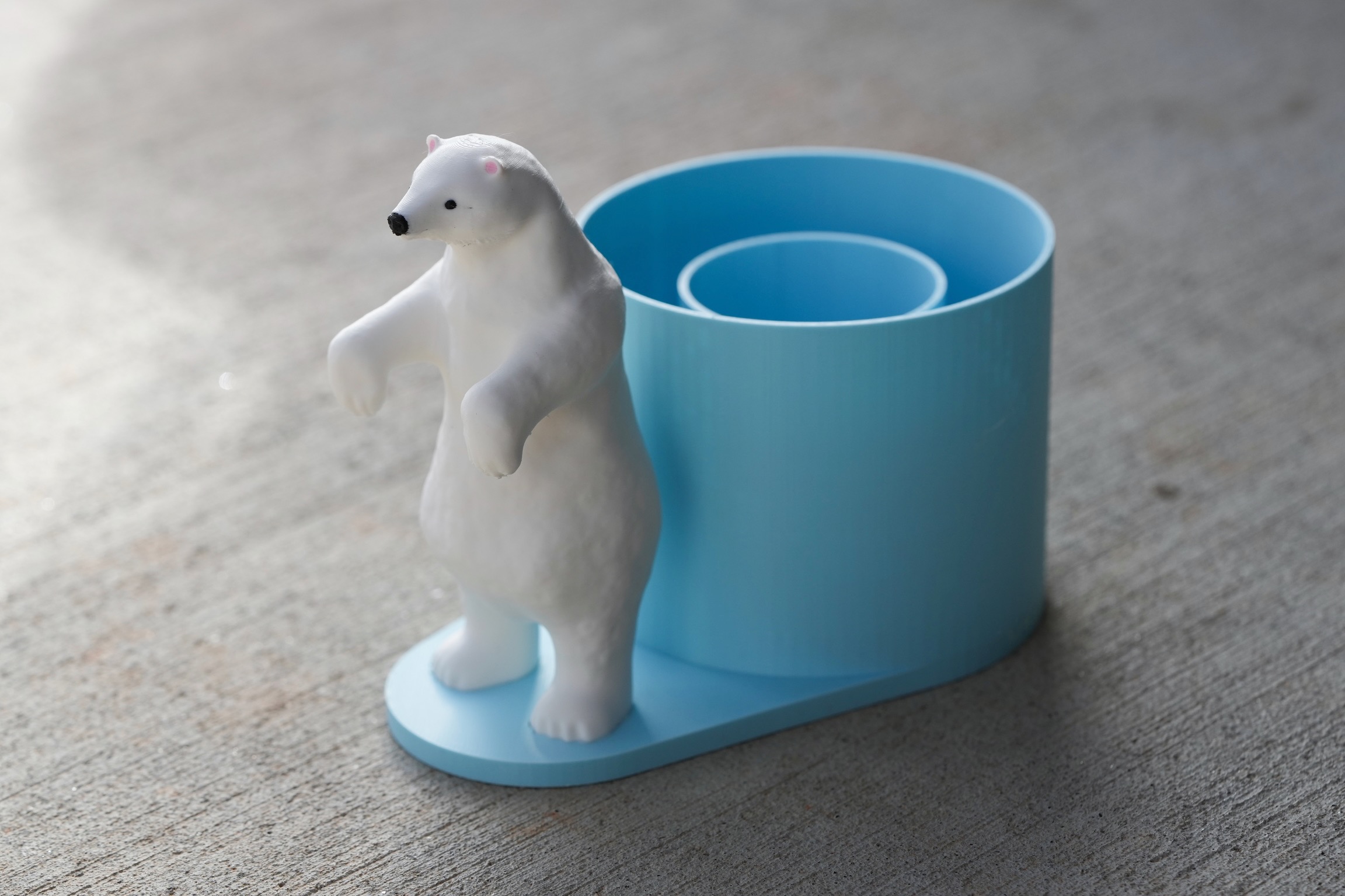Standing polar bear penholder